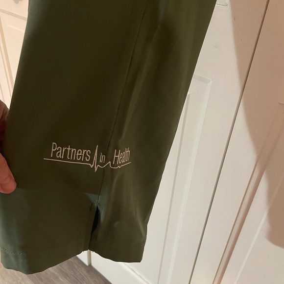 NWT Med Couture Insight Women's 4-Pocket Zipper Cargo Pocket Scrub Pants - Picture 8 of 11